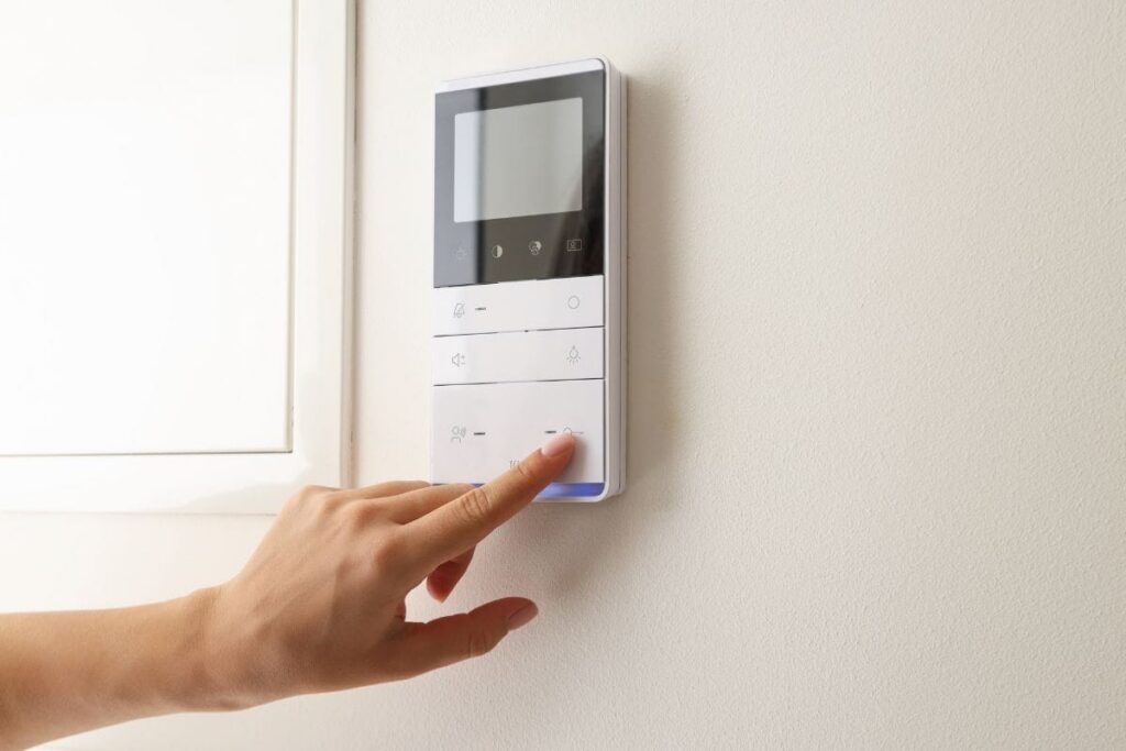 Thermostat to control electric storage heater
